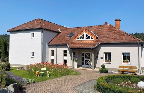 Dausfeld Apartment | Modern junior suite with kitchen and garden terrace