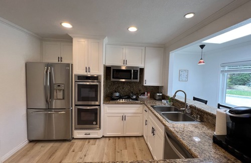 Casa Conejo House | Modern King Beds/Beautiful Large yards/Long Stay/WI-FI/WFH/25 mins to Beach/FWY