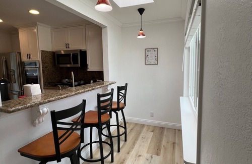 Casa Conejo House | Modern King Beds/Beautiful Large yards/Long Stay/WI-FI/WFH/25 mins to Beach/FWY