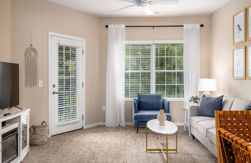 Westerville Apartment | Modern King Loft | Parking | W/D | WiFi | Pool!