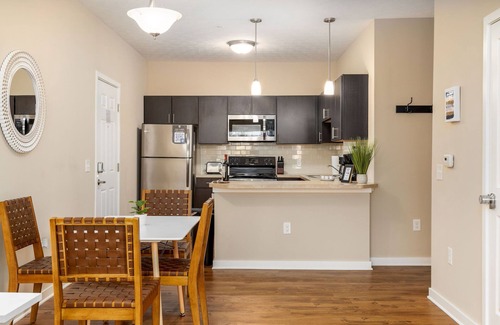 Westerville Apartment | Modern King Loft | Parking | W/D | WiFi | Pool!