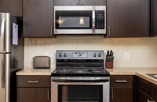 Westerville Apartment | Modern King Loft | Parking | W/D | WiFi | Pool!