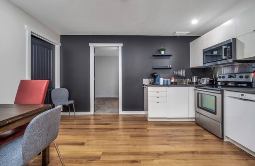 Lethbridge Apartment | Modern King Suite with 1 bedroom + sofa bed West Lethbridge