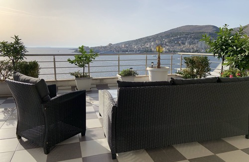 Sarande Apartment | Modern Lägenhet med 85 kvm Stor Takterrass och Fantastisk Havsutsikt!