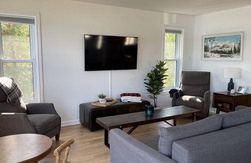 Sudbury Cottage | Modern lake house 20 minutes from the city.