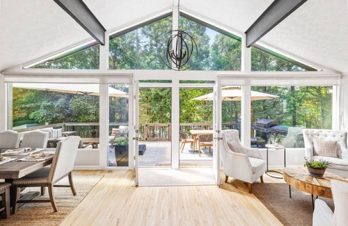 Buford House | Modern Lakefront Golden Views & Fall Feels