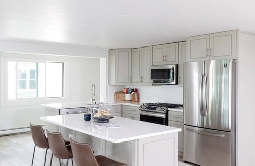 Shelbyville Cottage | Modern Lakefront Gun Lake Cottage Near Bay Pointe Inn