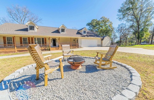 Eufaula House | Modern Lakeside Retreat: Hottub|FirePit|PoolTable