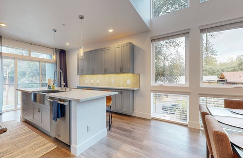 Groveland House | Modern landing pad near Yosemite with balconies, wildlife views, community perks