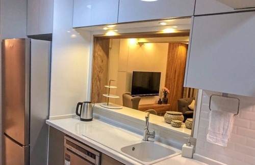 Ciftlikkoy Apartment | Modern, Large Apartment with Sea View
