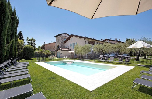 Desenzano del Garda Apartment | Modern Loft Apartment "Begonia" with Wi-Fi, Shared Garden & Pool