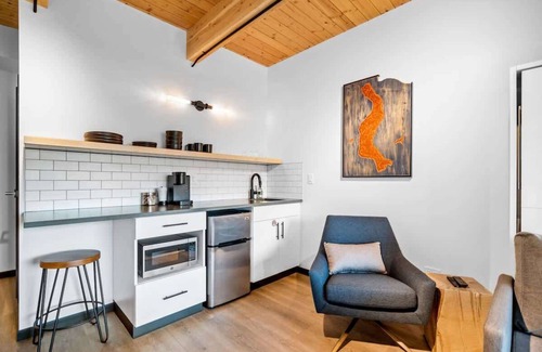 West Central Apartment | Modern loft close to Kendall Yards Suite-3