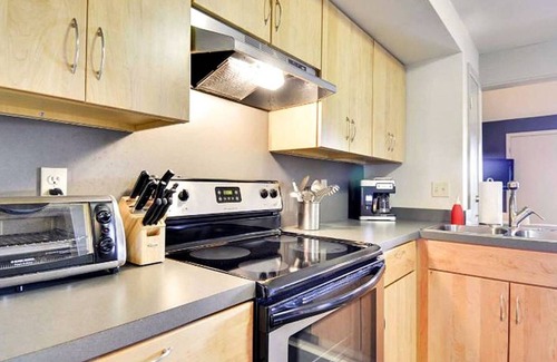 Barton Hills Condo | Modern Loft in the Heart of ATX | Walk to Zilker Park