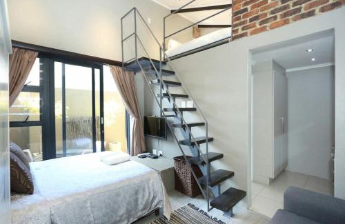 Kareeberg Apartment | Modern Loft with Free Parking & Wi-Fi close to Sandton & CBD