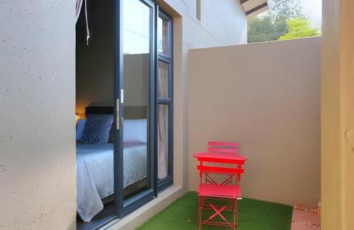 Kareeberg Apartment | Modern Loft with Free Parking & Wi-Fi close to Sandton & CBD