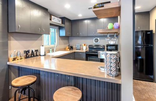 Sam Hughes House | Modern Loft with Lush Garden and Spa in Historic Sam Hughes Neighborhood U of AZ