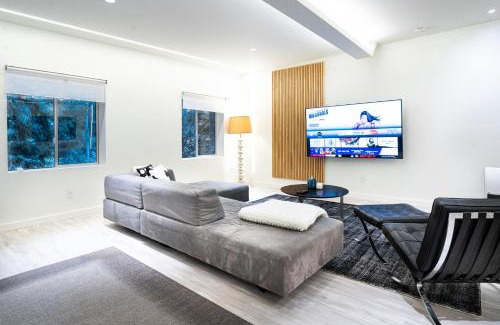 Kirkland Apartment | Modern Loft with Park Like Setting View