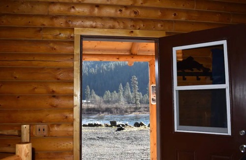 Ahsahka Cabin | Modern log cabin with a cozy cabin feel along the Clearwater River.