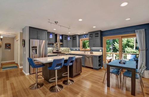 Guerneville House | Modern Log house! Private Pool! Spa! Close to town