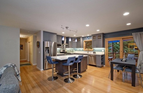 Guerneville House | Modern Log house! Private Pool! Spa! Close to town