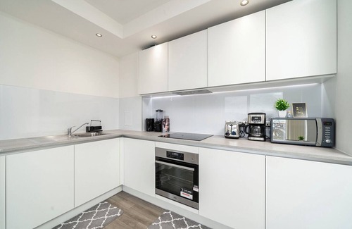 Royal Docks Apartment | Modern London Stay - Close to O2 and Canary Wharf