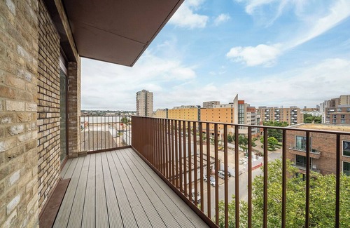 Royal Docks Apartment | Modern London Stay - Close to O2 and Canary Wharf