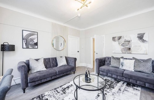 Southend-on-Sea Apartment | Modern & Lovely 2BR City Centre Near High St by Luxiety Stays