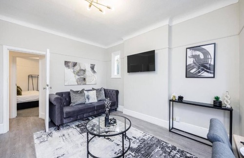 Southend-on-Sea Apartment | Modern & Lovely 2BR City Centre Near High St by Luxiety Stays