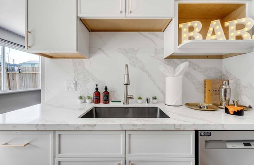 Daly City House | Modern Lux 4B/3BA Retreat w/LED Game Room and Bar