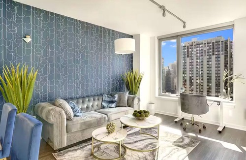 Old Town Condo | Modern Lux Apt, FastWi-Fi, POOL, Huge Gym, KingBedn
