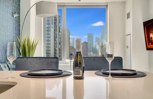 Old Town Condo | Modern Lux Apt, FastWi-Fi, POOL, Huge Gym, KingBedn