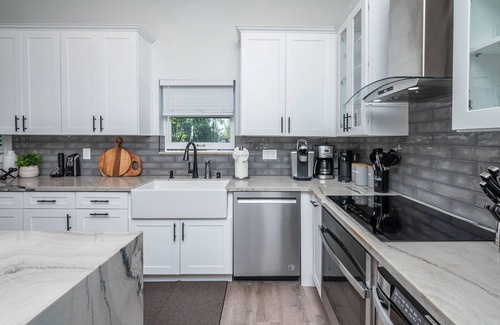 Grant Hill House | Modern Lux Home: 4B/3B Retreat: Close to Downtown!
