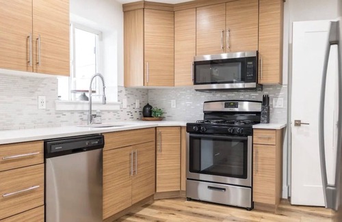 Murray House | Modern Lux Upstairs Unit Near SLC W/King Bed, Yard, Garage and Washer/Dryer