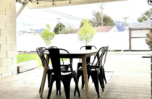 Murray House | Modern Lux Upstairs Unit Near SLC W/King Bed, Yard, Garage and Washer/Dryer