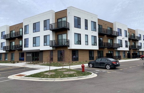 Brown Deer Apartment | Modern Luxe 1BR Apt with Gym, Pool, and Parking