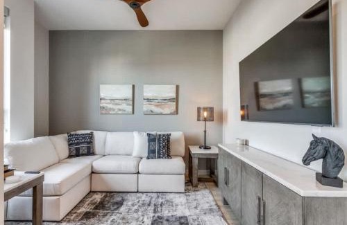 Cityplace Apartment | Modern Luxe Apt West Village