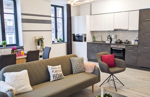 Terezvaros Condo | MODERN LUXE CONDO IN HEART OF DOWNTOWN BUDAPEST *ROOFTOP SWIMMING POOL*