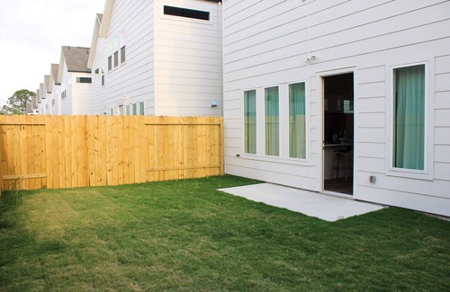Houston House | Modern Luxe Home W/Free Parking, Self Check-in & Wifi