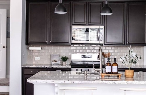 Cary House | Modern Luxe Oasis | 5* Location, Pool, Gym, Pets OK | Luxury Living in Amberly Glen