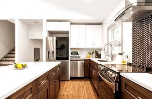 Charlotte House | Modern/Luxe style with 2 Master en Suites-Fenced in Custom Home In SouthPark!