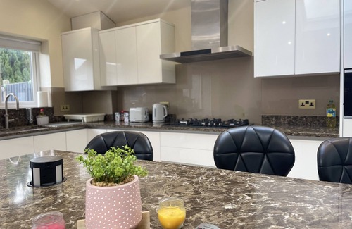 Tea Green House | Modern Luxurious Holiday House Near Airport with FREE Parking | Contractor