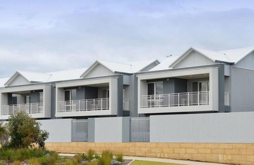 Clarkson Apartment | Modern Luxury 1 Bedroom Apartment - Walk to the shops! Free Wifi