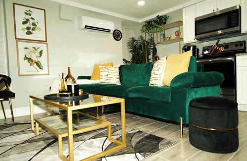 Mount Pleasant Apartment | Modern Luxury 1-BR ★ With Free Parking ★ Walk to Metro ★ Pet Friendly!