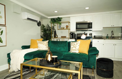 Mount Pleasant Apartment | Modern Luxury 1-BR ★ With Free Parking ★ Walk to Metro ★ Pet Friendly!
