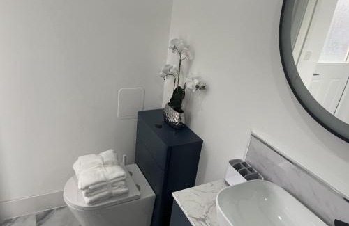 Basildon Apartment | Modern-luxury 1bedroom-EnsuiteBathroom-Garden-Wifi