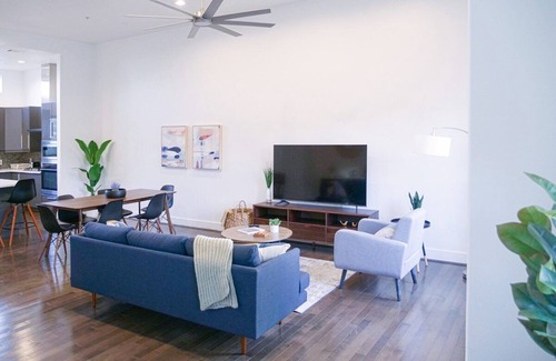 Cedars House | Modern Luxury 3BR Townhome 5 Min From DT Dallas