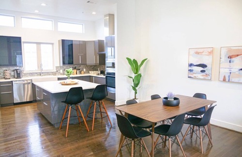 Cedars House | Modern Luxury 3BR Townhome 5 Min From DT Dallas