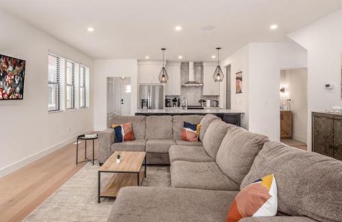 Near East Columbus House | Modern Luxury 4BR 3 5BA Oasis in Historic Old Town East PD