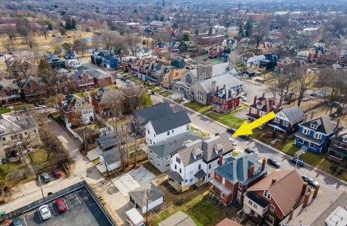 Near East Columbus House | Modern Luxury 4BR 3 5BA Oasis in Historic Old Town East PD