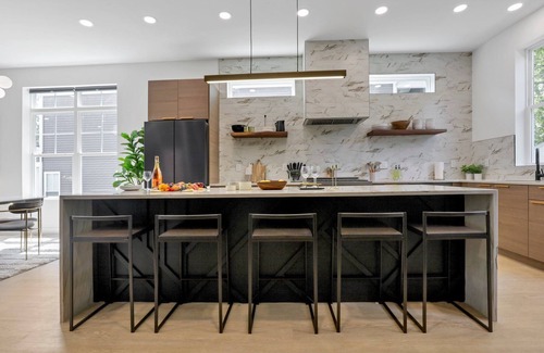 Near East Columbus House | Modern Luxury in Downtown Cbus - Close to Franklin Park and the East Market